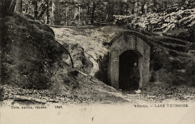 15179 Gezicht op de grot in het park van het kasteel Drakestein (Slotlaan 9) te Lage Vuursche (gemeente Baarn).N.B. Het ...